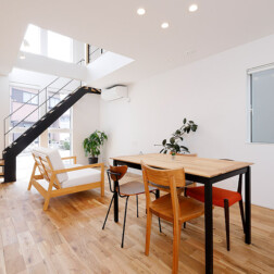 南面にあるリビングは吹抜け仕様。床から2階天井まで続く連窓から、たっぷりと光が差し込みます。
無垢床材:オーク