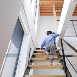 スーパーウォール工法と換気システムにより、一年を通して快適な室内環境に。
季節を問わず、裸足で心地よく過ごせます。