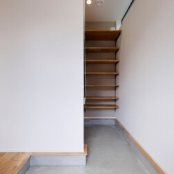 玄関を開けると、まっすぐ土間が続く開放的な空間。
リビングへ直接つながる動線に加え、シューズクローゼット側はロールスクリーンで視線を遮ることも可能です。
どちらからもリビングへ出入りできる、使い勝手の良い設計です。