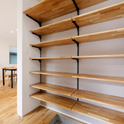 ご家族4人分の靴を収納できるよう棚を設置。
リビングへつながる出入口には引き戸を採用し、開閉によって空間の使い分けができます。