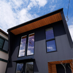 連窓に映る青空が、暮らしに心地よい開放感をもたらしてくれます。