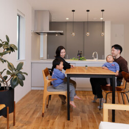 ご家族やご友人と過ごす時間が増えるダイニングスペース。
キッチン奥のカップボードは「隠す収納」にすることで、すっきりとした印象に仕上げました。