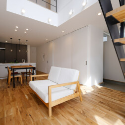 玄関土間からつながるリビングとダイニングキッチン。
「ただいま」「おかえり」と自然に顔を合わせられる間取りです。
また、キッチン横に水廻りをまとめることで、“ながら家事”がしやすい動線を実現しました。