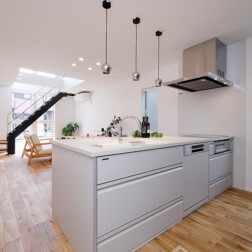 オークの床材にホワイトグレーのキッチンを合わせ、明るくやわらかな空間に。
キッチン:トレーシア(Takara Standard)/カラー:マットホワイトグレー