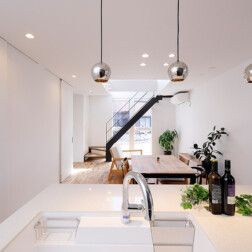 キッチンに立ったときの目線。
リビングやダイニングにいるご家族と、いつもつながりを感じられるようオープンキッチンを採用しました。
ペンダントライトが、空間におしゃれなアクセントを添えています。