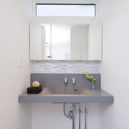 浴室の脱衣スペースとトイレの間に、洗面スペースを配置。
直線的なデザインが美しいハイバック×カウンター洗面が特徴です。
ミラーとの間にタイルをあしらい、特別感のある空間に仕上げました。
洗面台:エルフォルム(ミラタップ)