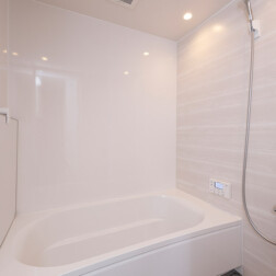 浴室:グランスパ(Takara Standard)
壁には高品位ホーローパネルを採用し、汚れに強くお手入れも簡単。
浴槽はキープクリーン浴槽(人造大理石)で、ツヤと高級感、そしてキズのつきにくさが魅力です。
素材にもこだわり、ホテルライクで上質な浴室を実現しました。