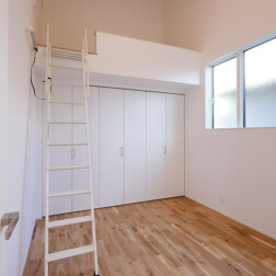 子ども部屋は2部屋ご用意し、それぞれにロフトと収納を設けました。
5.25帖の空間ながら、収納1.5帖・ロフト2帖を確保し、すっきりと暮らせます。
ロフトはまるで秘密基地のような、お気に入りの場所になりそうです。